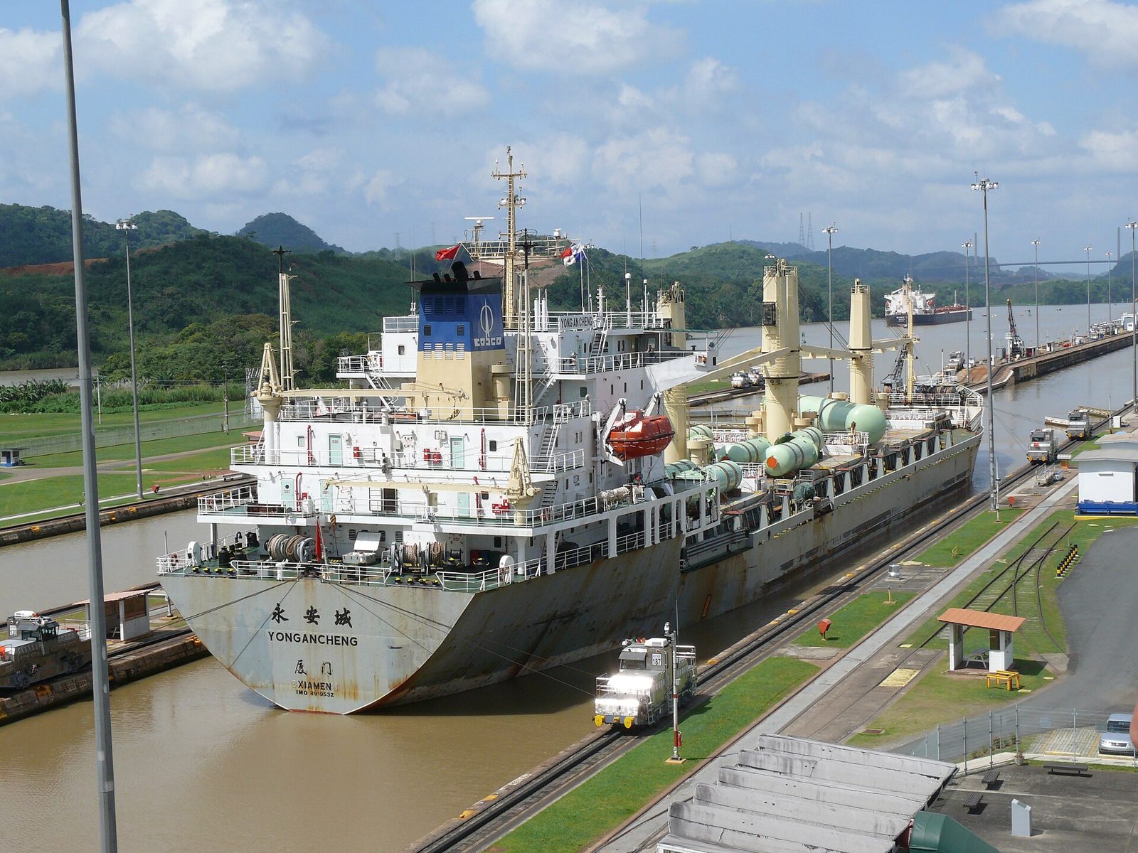 Buque de carga en la cámara de esclusas del Canal de Panamá; fotografía aportada y autorizada para esta web, no una operación de GLP.